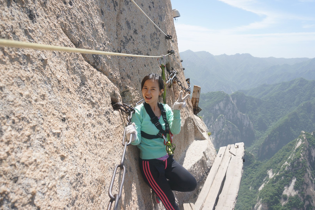 世界上最恐怖的栈道:由30多厘米宽的木板和条石搭建,上是悬崖绝壁,下是万丈深渊,仅靠一条铁索作为抓手