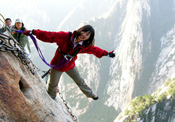 世界上最恐怖的栈道:由30多厘米宽的木板和条石搭建,上是悬崖绝壁,下是万丈深渊,仅靠一条铁索作为抓手