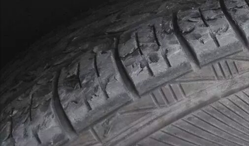 轮胎扎钉子怎么拔下来,汽车轮胎有多厚扎了一个2cm的钉子