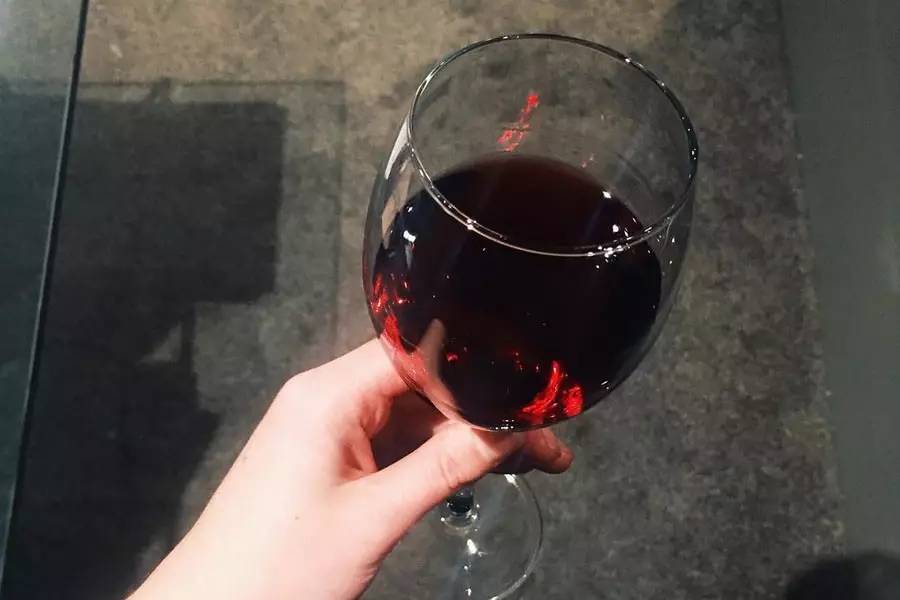 有人说酒太难喝了怎么反驳,葡萄酒为什么那么苦那么难喝