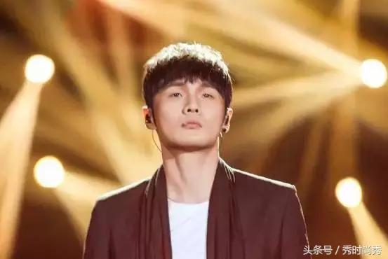 皮肤黑的男生染什么色好？脸宽的男生留什么样子的短发？