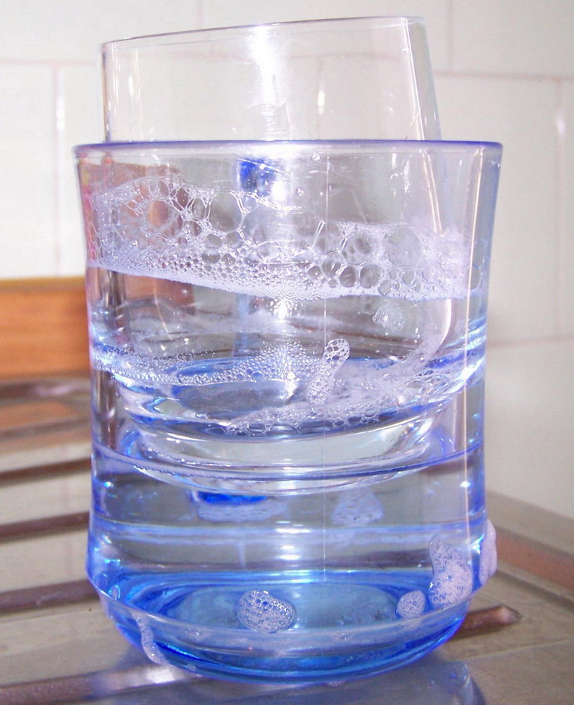 还用蛮力分开重叠的玻璃杯?只要在杯里加点它,轻轻一拧就分开了