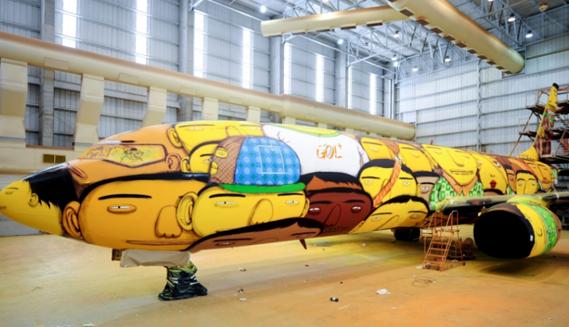 双生涂鸦组合OsGemeos特色：黄皮肤公仔