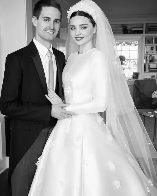 米兰达可儿dior婚纱照,米兰达可儿皮衣红裙