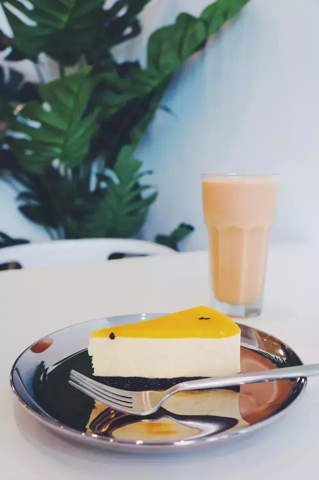 全武汉的轻食店就他任性，开在都是五金店的*意民**一路，竟然生意爆棚，什么来头？