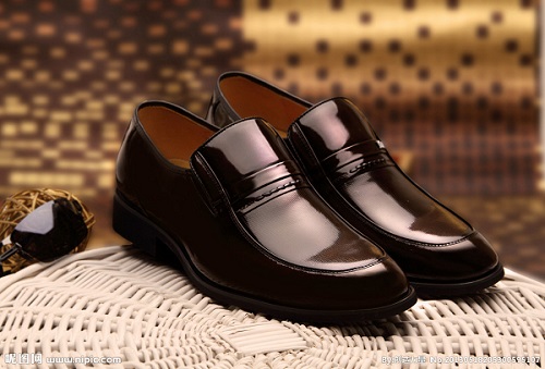 皮鞋发霉怎么处理无鞋油,皮鞋受潮发霉怎么修复