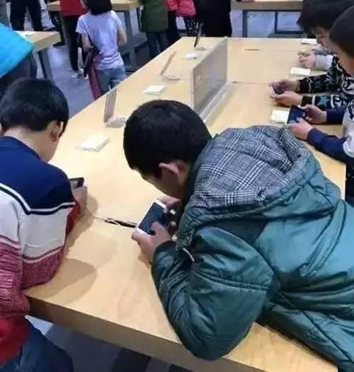 小孩因沉迷游戏手机被没收,孩子沉迷手机该不该没收手机