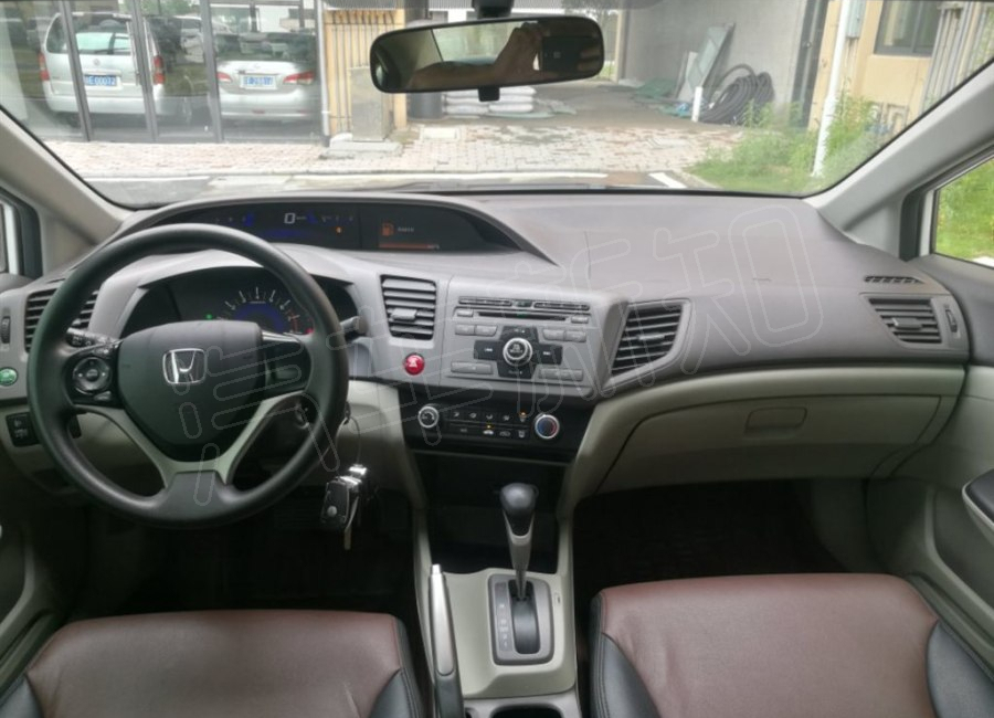 落地25万左右内饰科技感强的轿车,落地5-6万自动挡的车内饰高科技