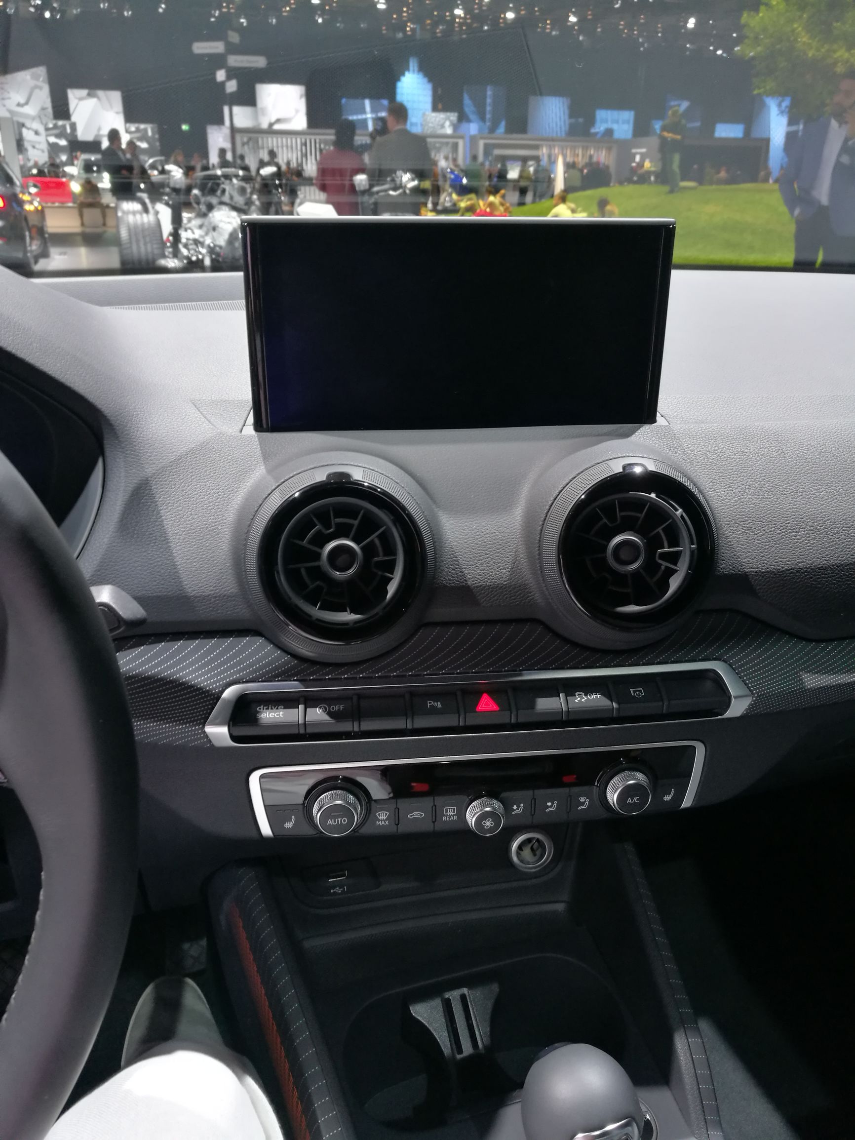 奥迪q2l15万落地,奥迪q2内饰最新款