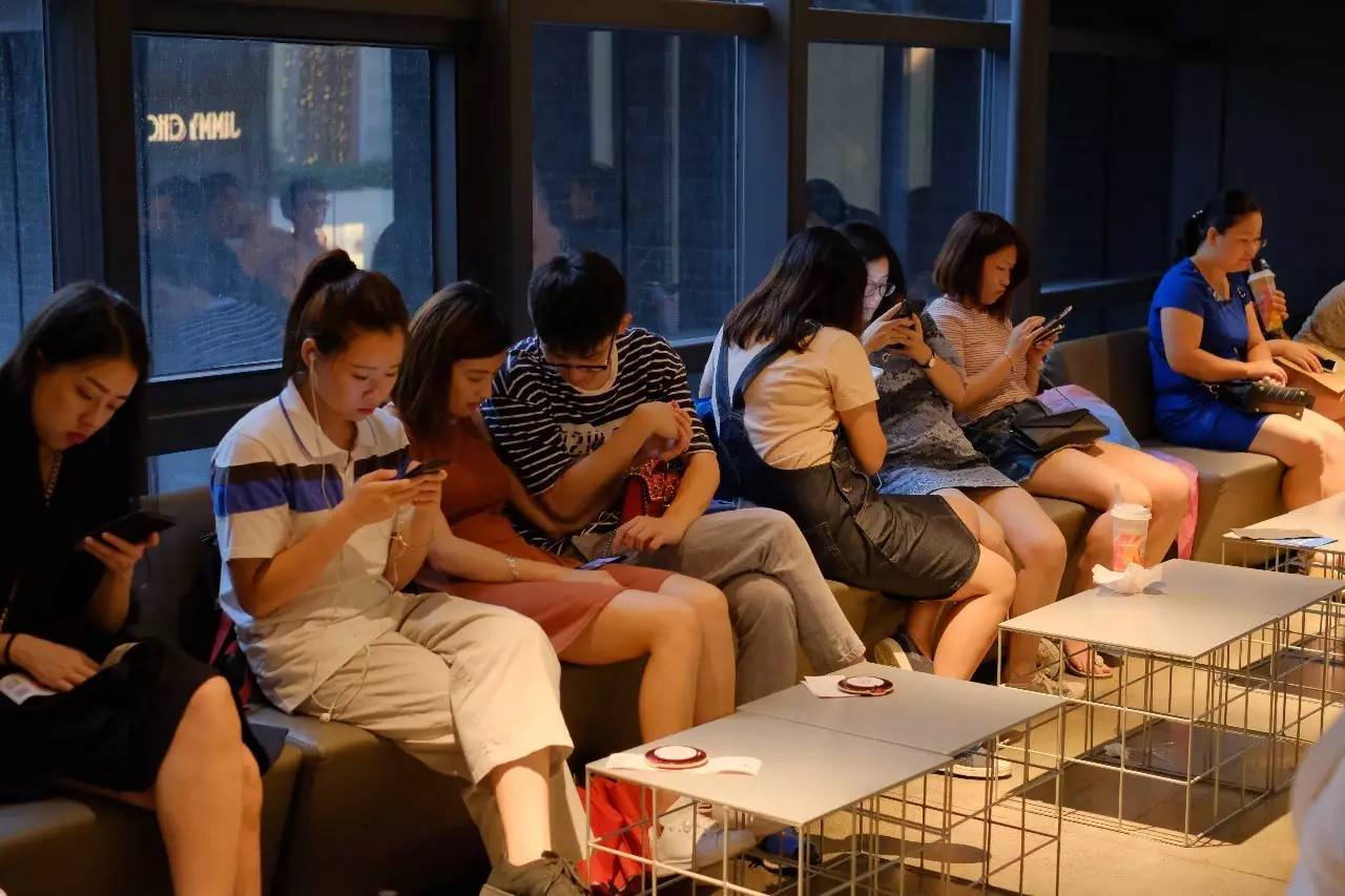 长大后茶饮店就像江湖的高手，一代起一代落但能真正成为新闻暴风眼的真的只有喜茶