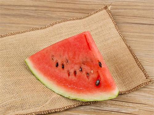 吃西瓜禁忌哪些人不能常吃西瓜,西瓜不能吃的三大禁忌