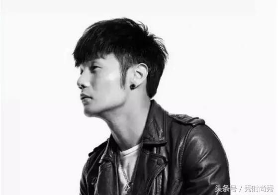 皮肤黑的男生染什么色好？脸宽的男生留什么样子的短发？