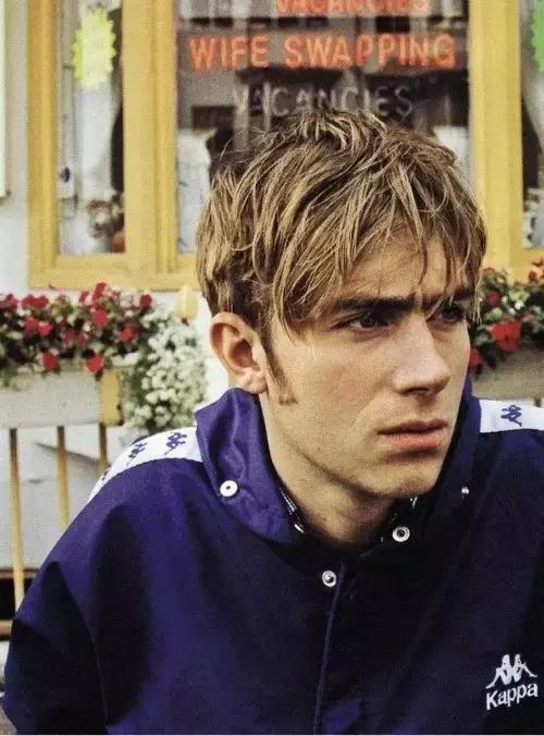 一串字logo,一串字母的衣服商标