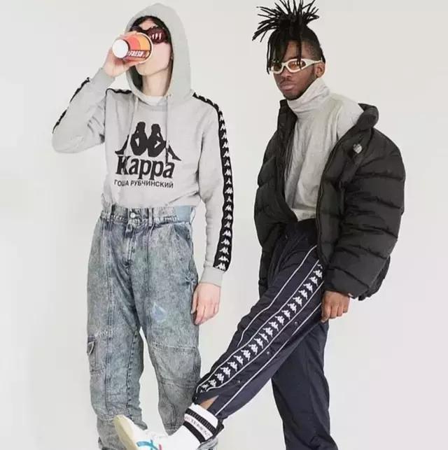 一串字logo,一串字母的衣服商标