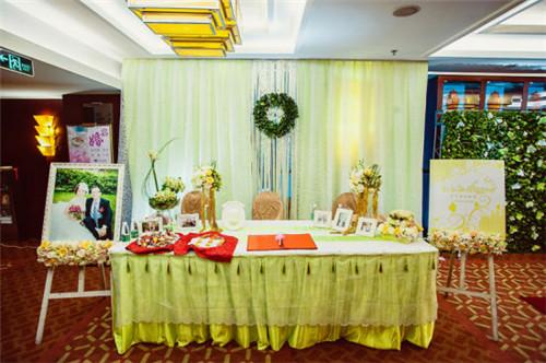 婚礼签到墙布置效果图,婚礼迎宾区签到台布置图片