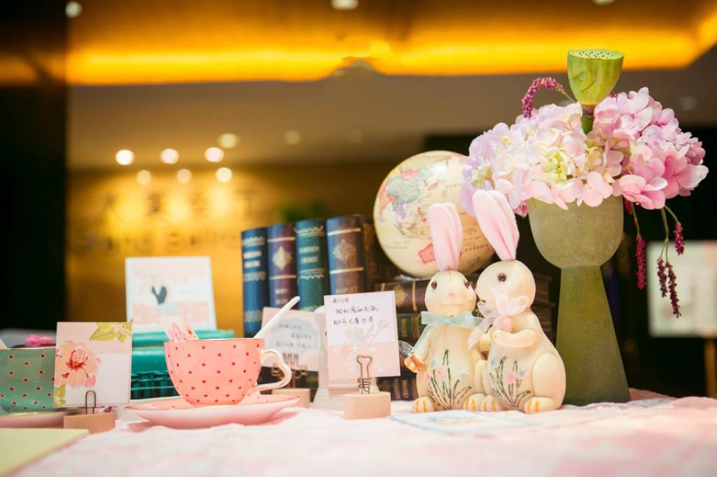 婚礼签到墙布置效果图,婚礼迎宾区签到台布置图片