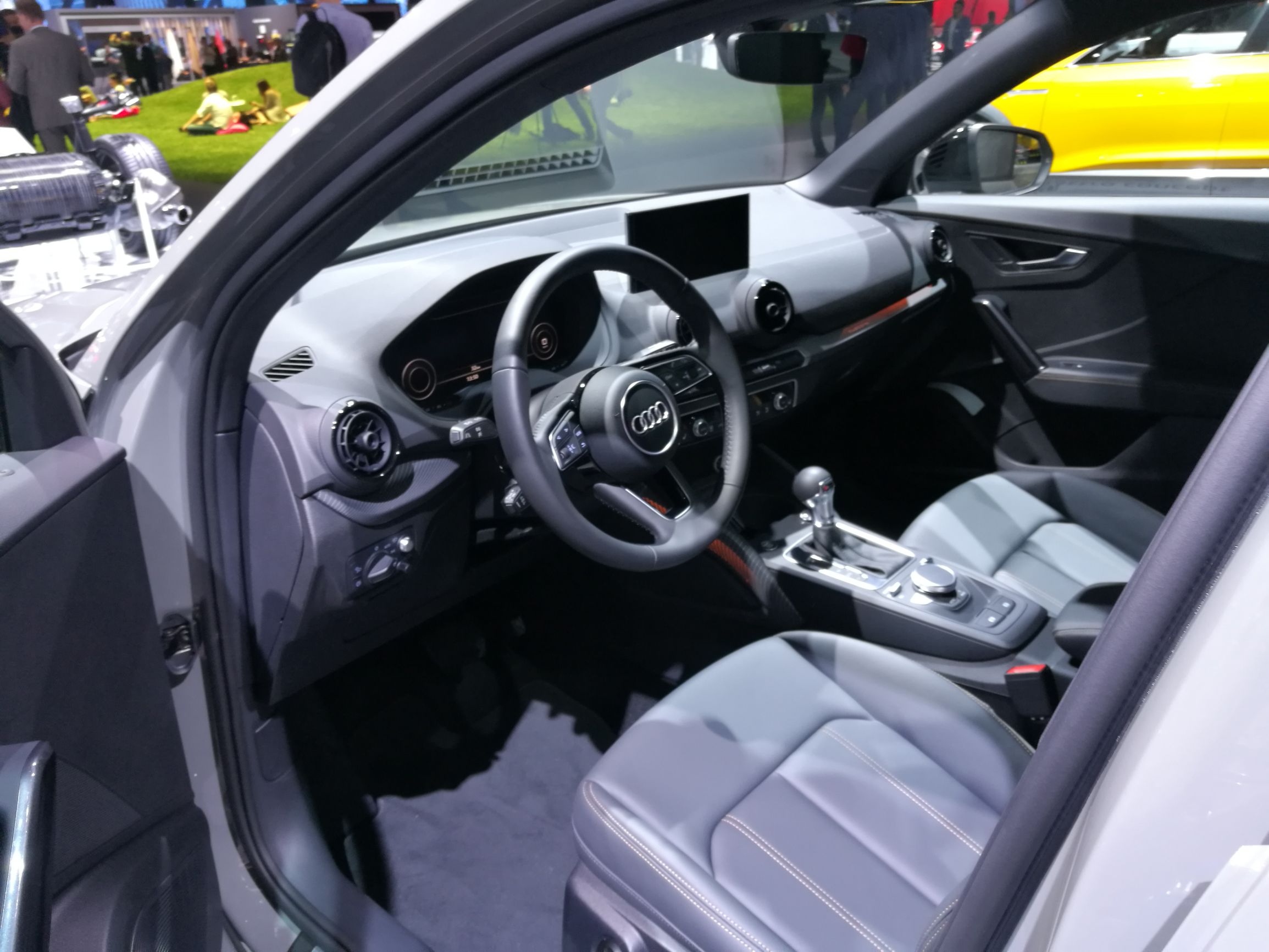 奥迪q2l15万落地,奥迪q2内饰最新款