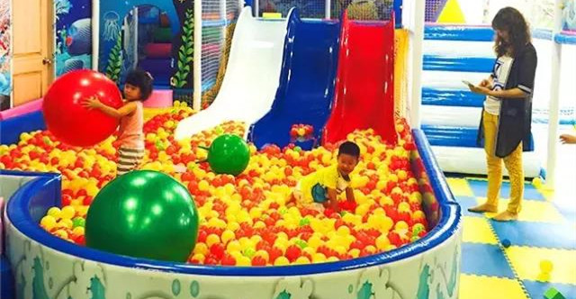 在路上，丹尼熊的游乐之路越走越宽