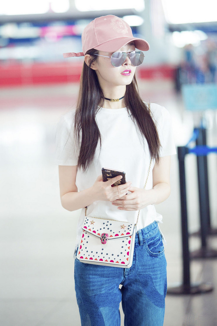 珠宝才是白Tee最佳拍档,路人甲轻松变身街拍客