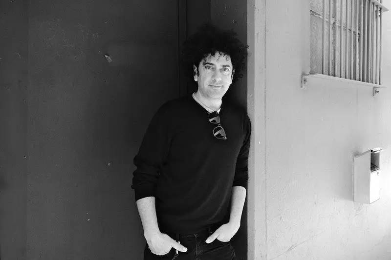 他是酒店界的乔布斯，一手创造出全世界最酷的酒店，还把跨界玩到极致