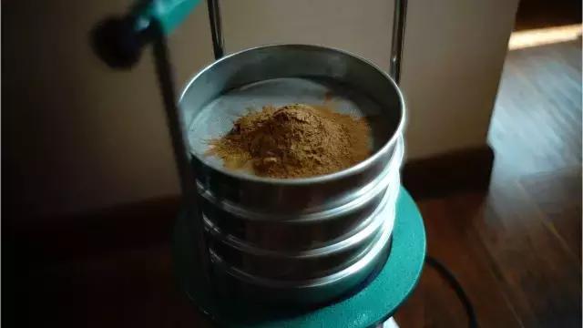 眉弯新月，慢绾青丝发