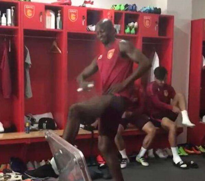 最近天气有多热？连黑人兄弟都要逃回家避暑了