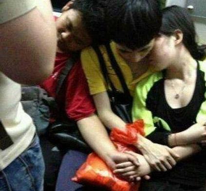 爸爸看到孩子写的字,儿子调皮被爸爸打作文