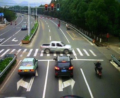 爸爸看到孩子写的字,儿子调皮被爸爸打作文