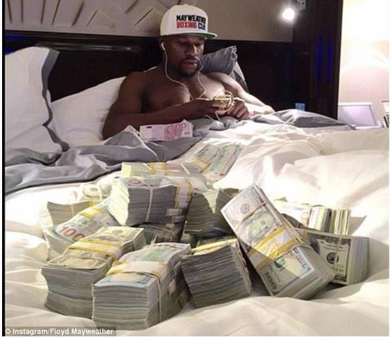 一块表价值950万人民币,“表哥”梅威瑟用它来羞辱嘴炮,并说代表美国人而战