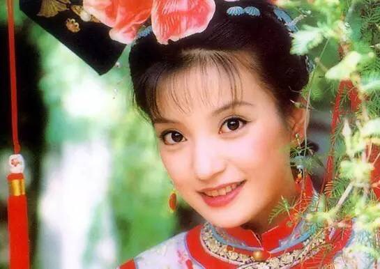 发际线高脸大的人怎么变美,头大脸大但是很好看的女生