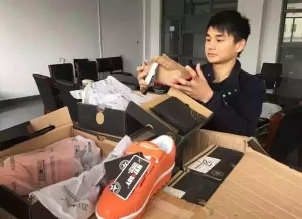 80后夫妻鞋都路艰苦创业:开网店1年内卖鞋3万双