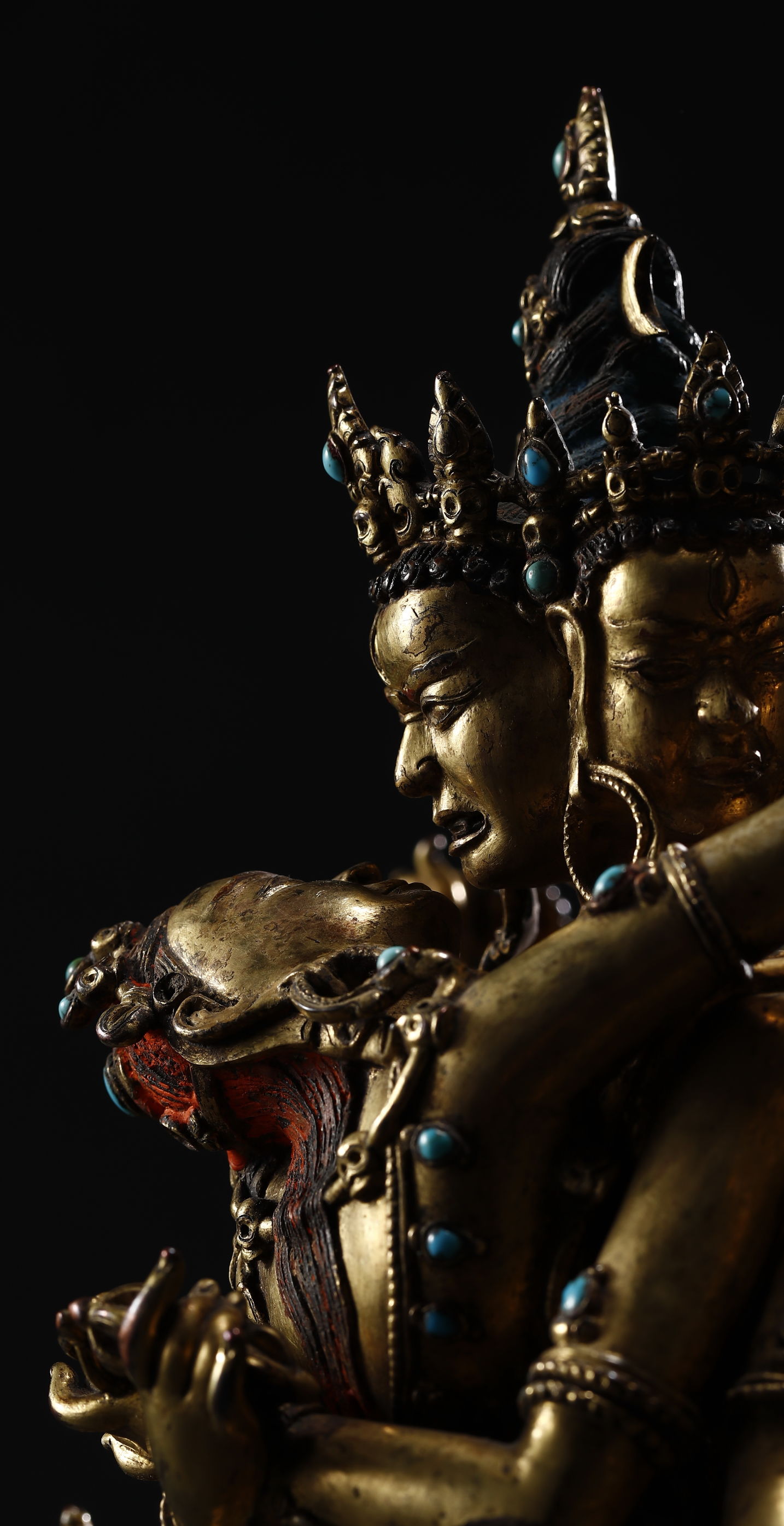 这精美的铜鎏金嵌绿松石胜乐金刚佛像正在拍卖