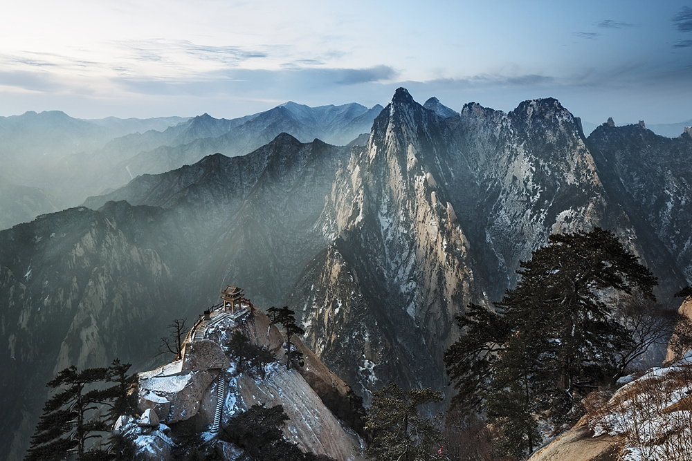 世界上最恐怖的栈道:由30多厘米宽的木板和条石搭建,上是悬崖绝壁,下是万丈深渊,仅靠一条铁索作为抓手