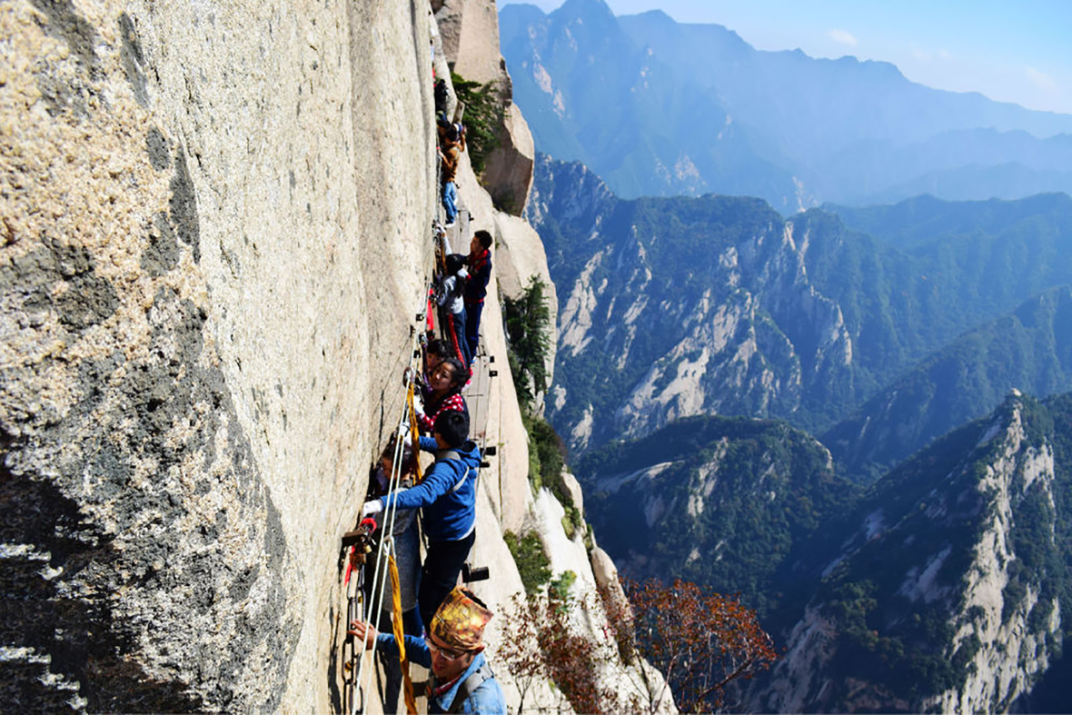 世界上最恐怖的栈道:由30多厘米宽的木板和条石搭建,上是悬崖绝壁,下是万丈深渊,仅靠一条铁索作为抓手