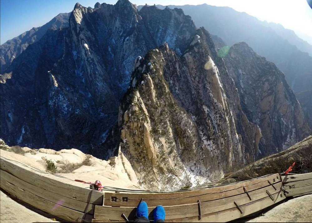 世界上最恐怖的栈道:由30多厘米宽的木板和条石搭建,上是悬崖绝壁,下是万丈深渊,仅靠一条铁索作为抓手