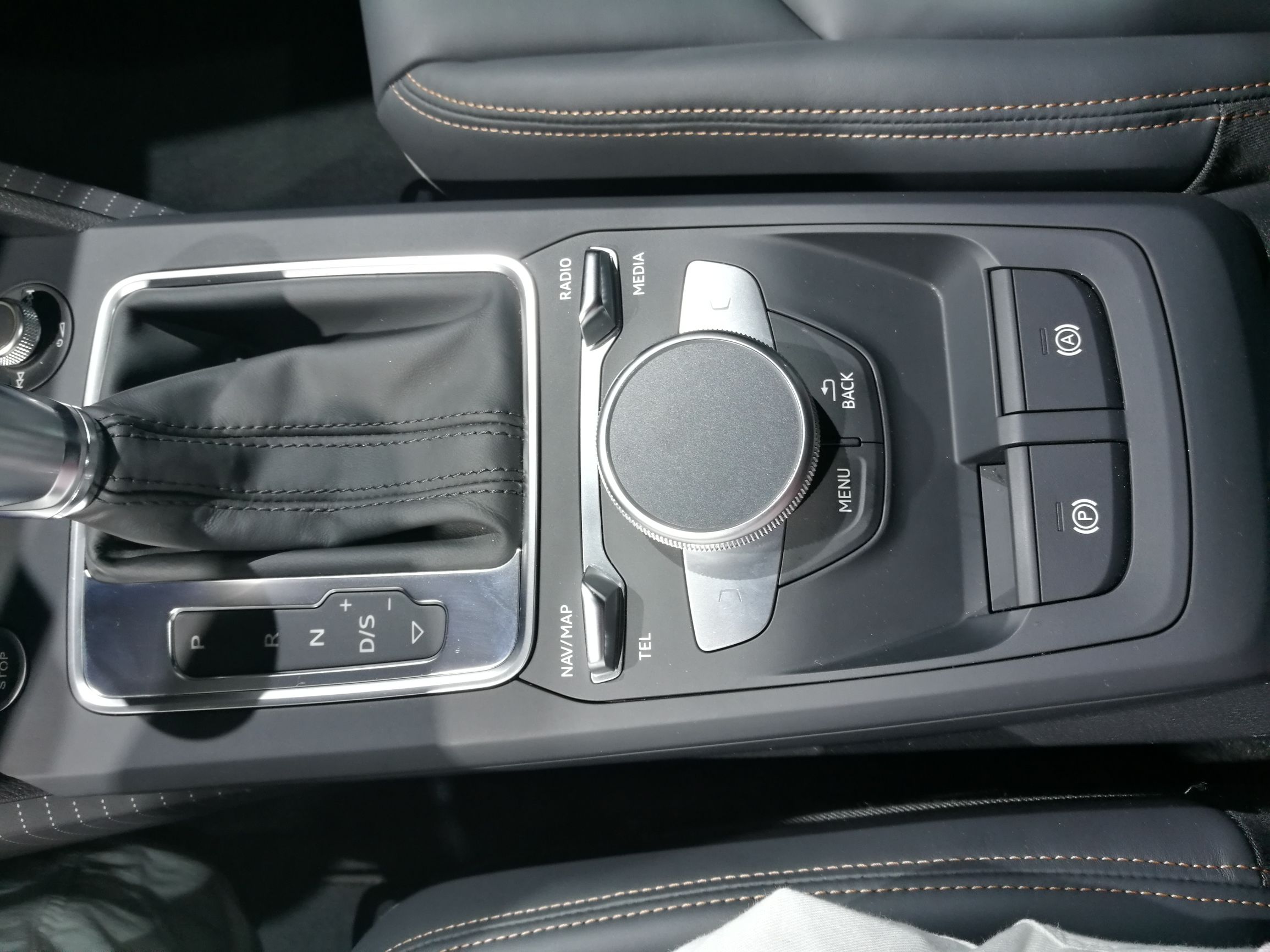 奥迪q2l15万落地,奥迪q2内饰最新款