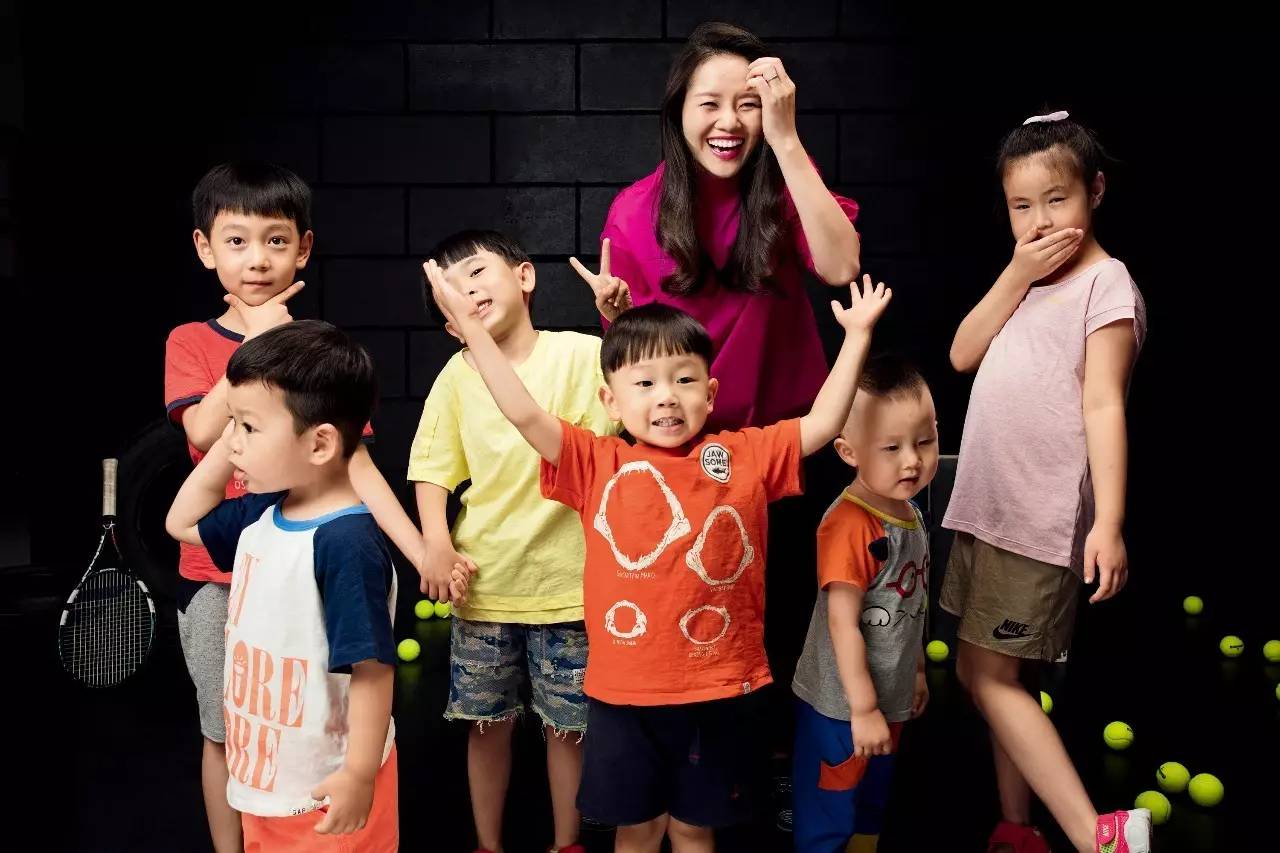 李娜温网元老赛首秀取开门红,李娜温网元老赛视频