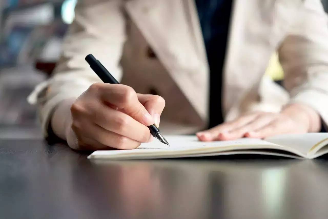 初入职场这几个穿搭技巧要注意,职场穿搭如何看起来舒服又板正