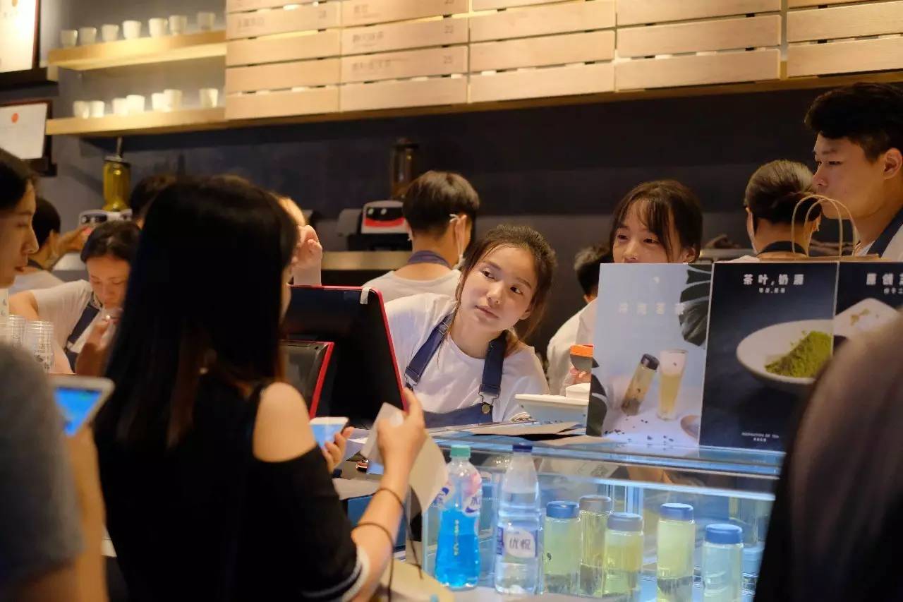 长大后茶饮店就像江湖的高手，一代起一代落但能真正成为新闻暴风眼的真的只有喜茶
