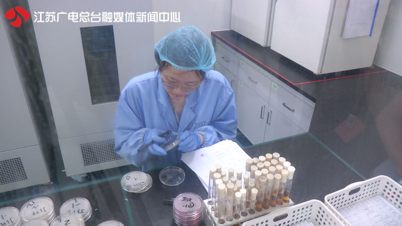 记者实验:Costa、酵墅等食用冰块菌落总数超标几十倍!