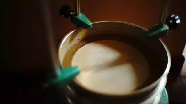 眉弯新月，慢绾青丝发