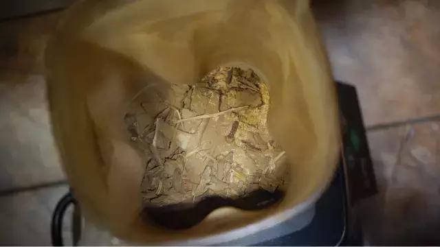 眉弯新月，慢绾青丝发