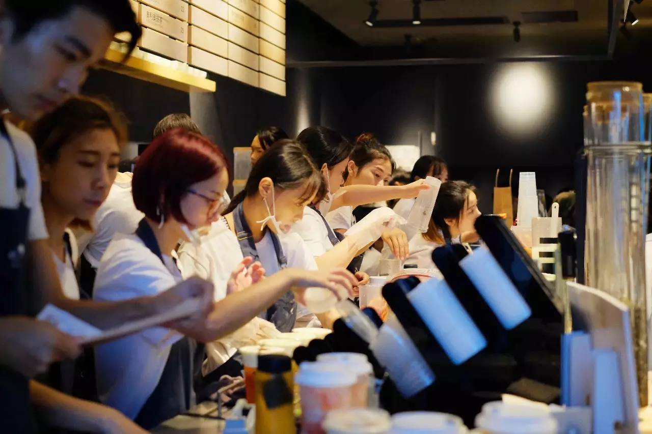 长大后茶饮店就像江湖的高手，一代起一代落但能真正成为新闻暴风眼的真的只有喜茶