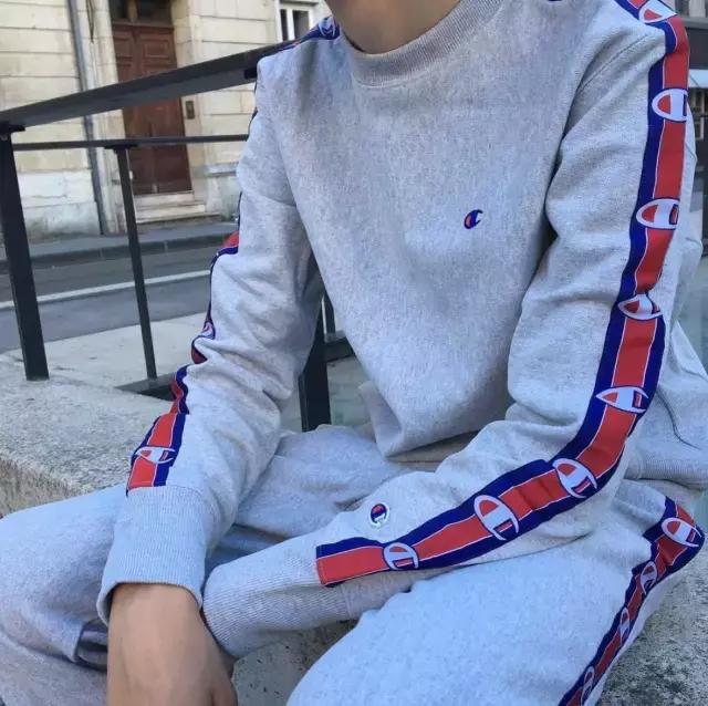 一串字logo,一串字母的衣服商标