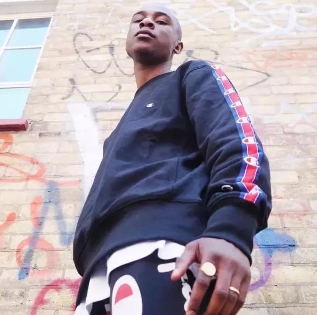 一串字logo,一串字母的衣服商标