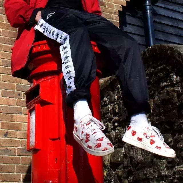 一串字logo,一串字母的衣服商标