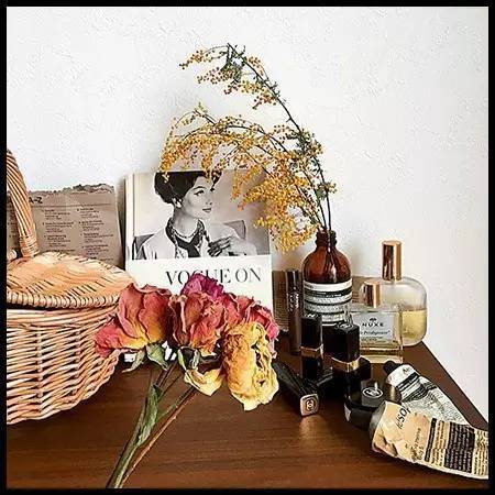 21岁的日本“网红”，居然穿童装拍照？！