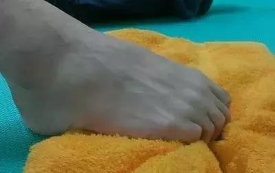 女人脚心抽筋预示三种病,走路脚心胀是什么原因