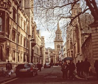 去旅游自驾还是跟团,三个人自驾游省钱还是坐火车省钱