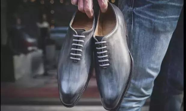 雨天淋透的皮鞋怎样处理,皮鞋雨天能穿吗